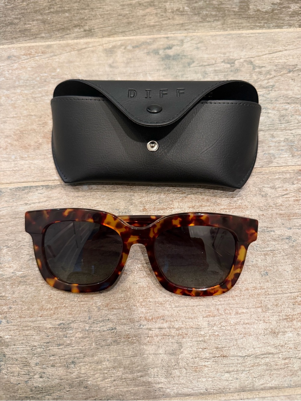 Diff Eyewear Tortoiseshell Sunglasses with Black Case